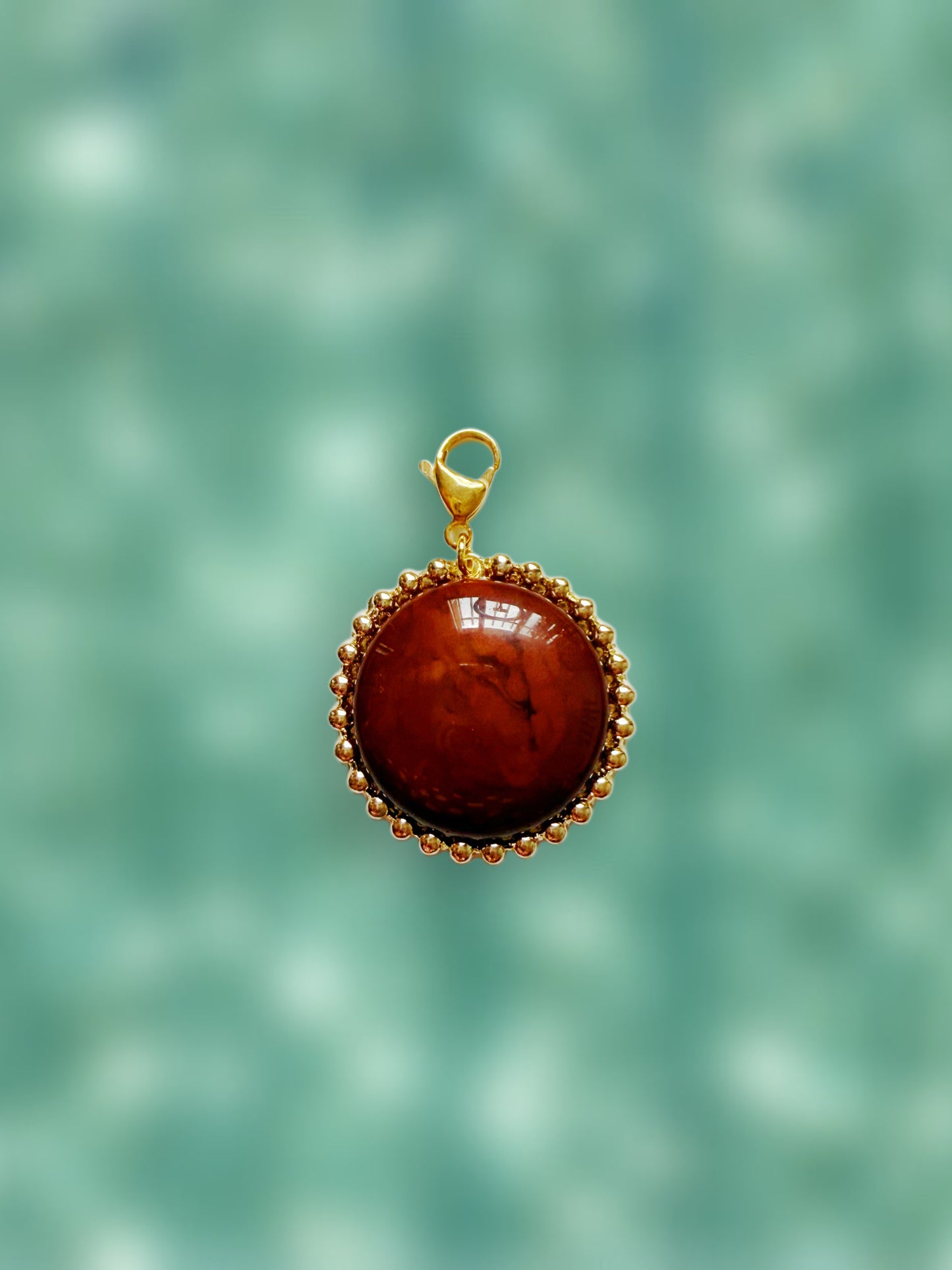 Charm Escarlata marrón