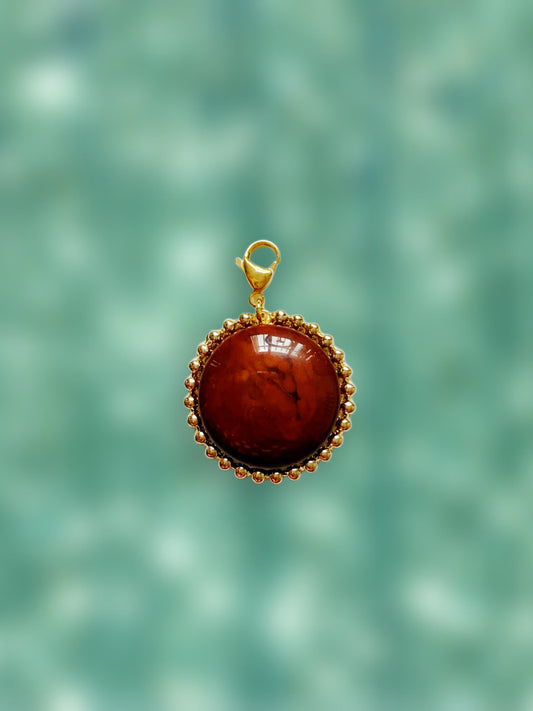 Charm Escarlata marrón