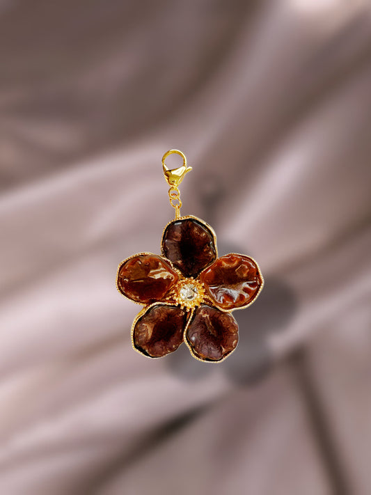 Charm flor marrón
